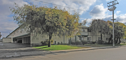 Oak Tree Apartments in Visalia, CA - Foto de edificio - Building Photo