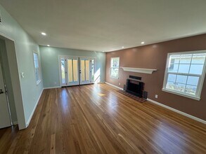 820 E Cypress St in Santa Maria, CA - Foto de edificio - Building Photo