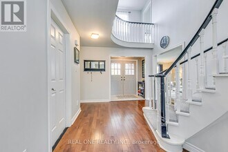 524 Blenheim Cres in Oakville, ON - Building Photo - Building Photo