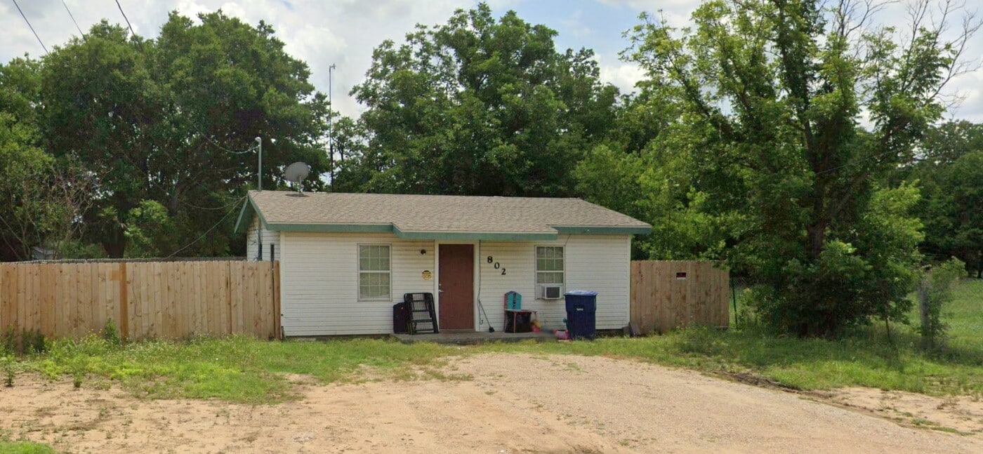 802 Gifford St in Brownwood, TX - Building Photo