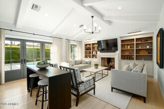5838 E Calle Del Paisano in Phoenix, AZ - Building Photo - Building Photo