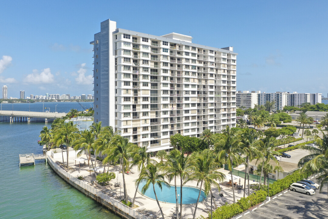 Kennedy House in North Bay Village, FL - Building Photo