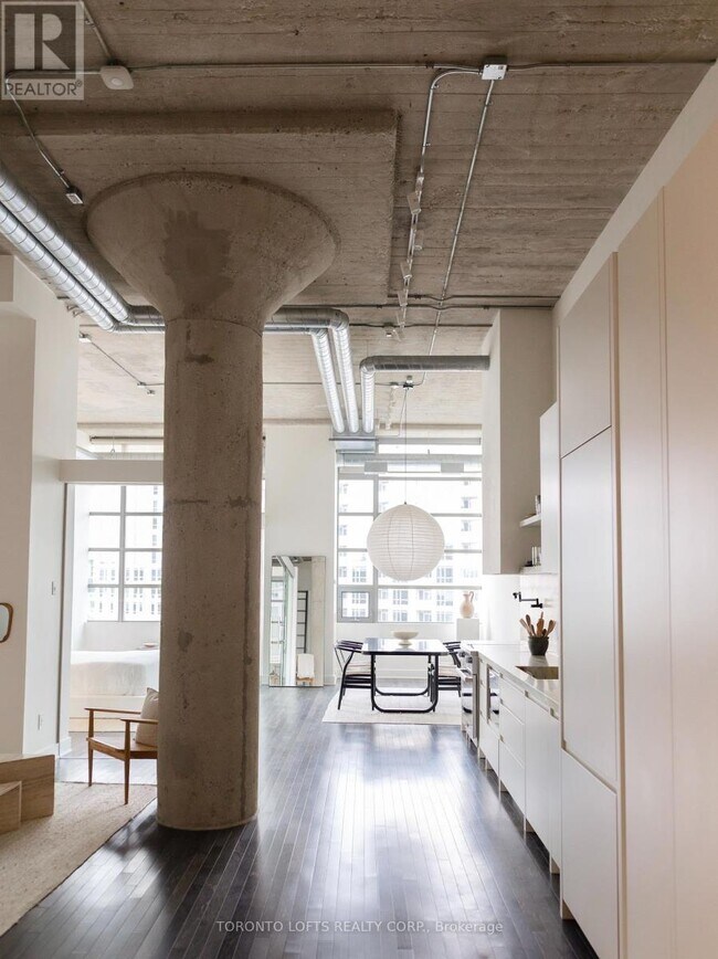 637-637 Lake Shore Blvd W in Toronto, ON - Building Photo - Building Photo