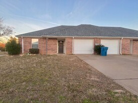801 Hickory St in Lindale, TX - Building Photo