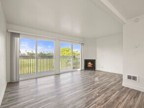 6374 Caminito Salado in San Diego, CA - Foto de edificio - Building Photo