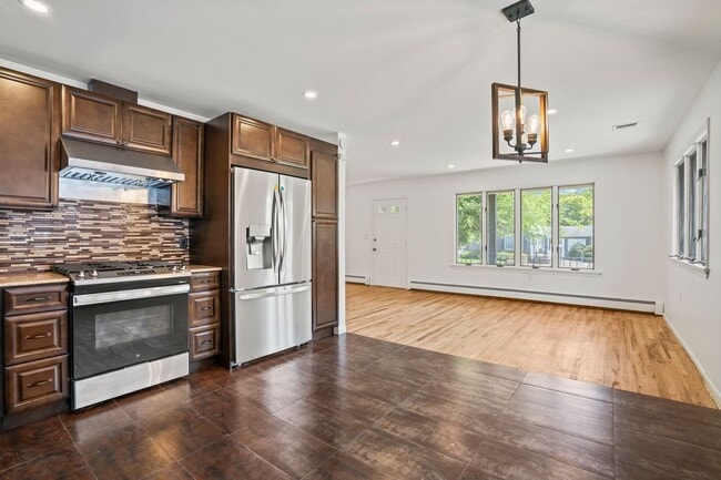 17 Edgar Ct in Huntington, NY - Foto de edificio - Building Photo