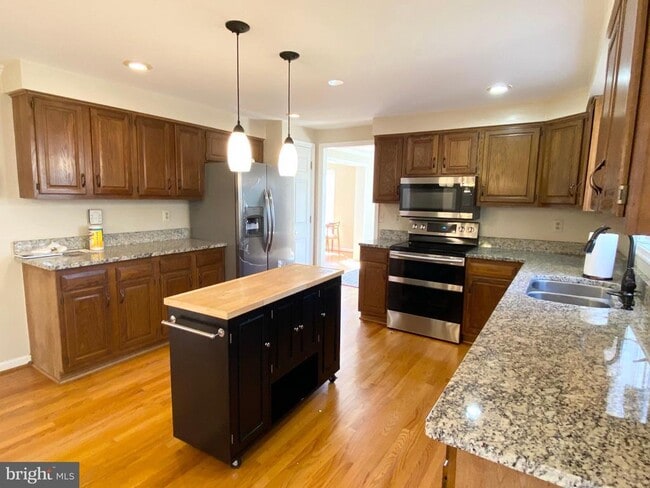 9701 Georgetown Pike in Great Falls, VA - Building Photo - Building Photo