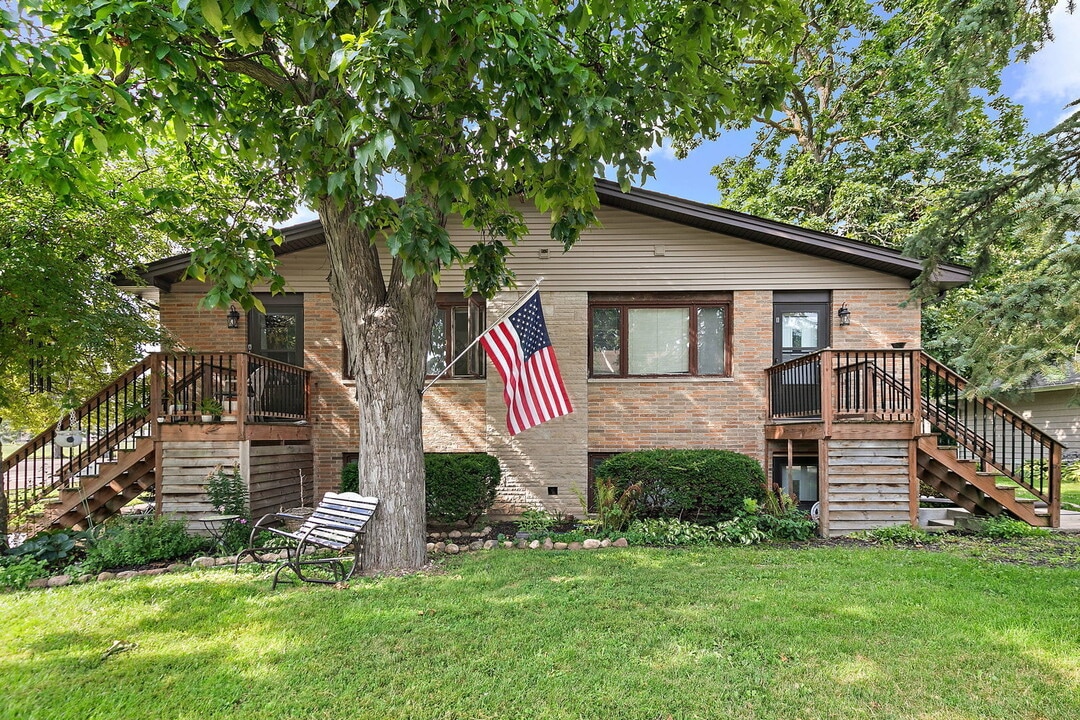 104 High Ave in Hampshire, IL - Building Photo