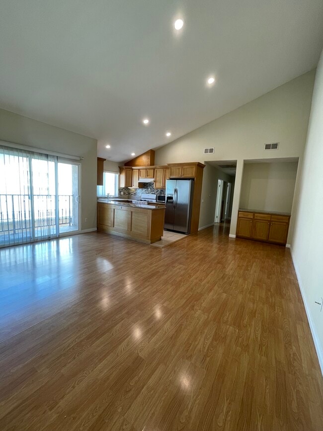 13806 Vanowen St, Unit 4 in Van Nuys, CA - Building Photo - Building Photo