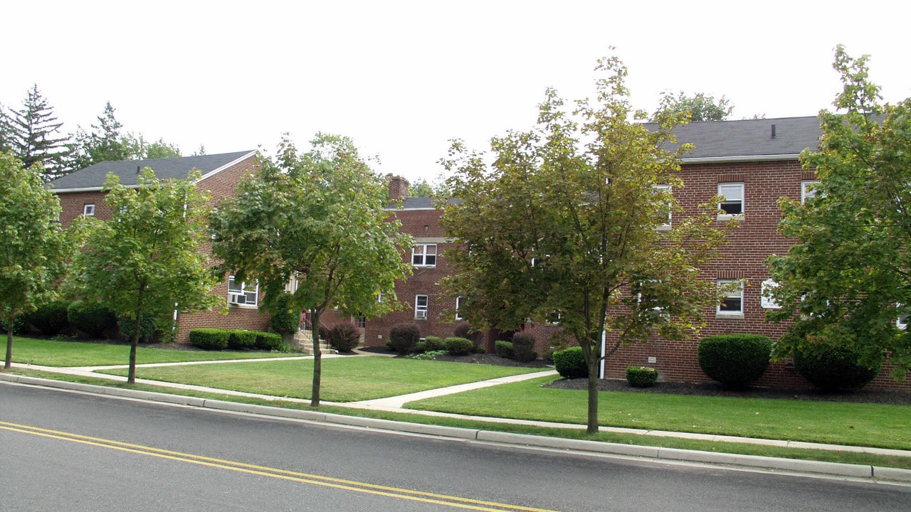 Lynne Garden Apartments in Haddon Township, NJ - Building Photo