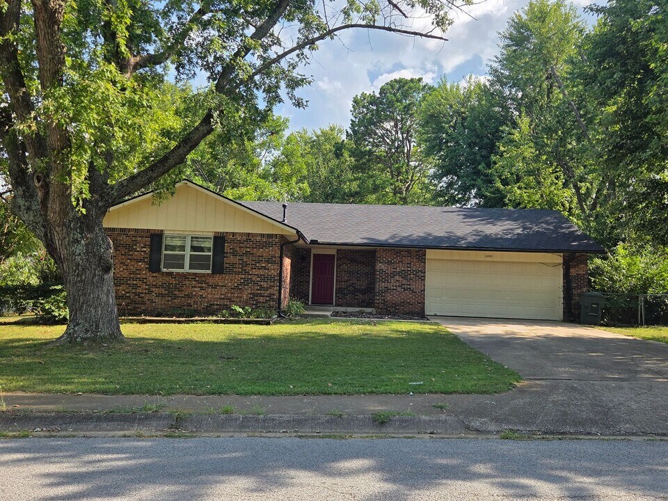 3203 Cherokee Dr in Fayetteville, AR - Foto de edificio