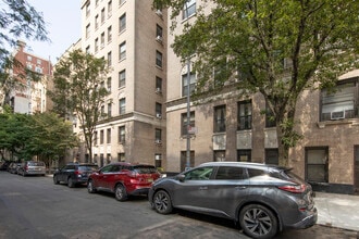 145 W 71st St in New York, NY - Building Photo - Building Photo