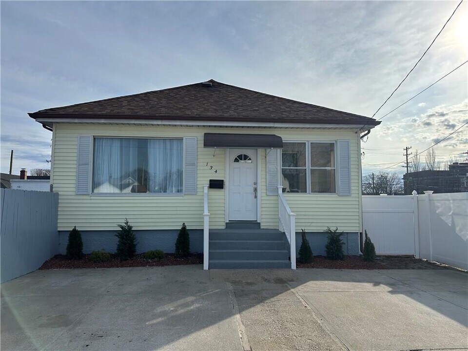 134 Flint Ave in Cranston, RI - Building Photo