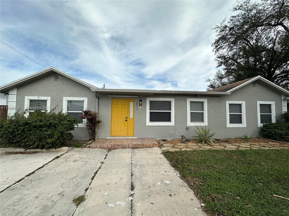 2811 NW 88th St, Unit 1 in Miami, FL - Building Photo