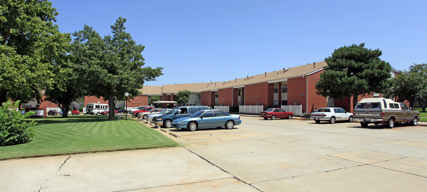 Strawberry Fields Apartments in Mustang, OK - Building Photo