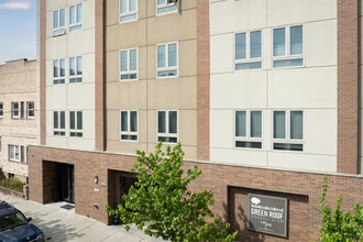 Green Roof Condominums in Guttenberg, NJ - Foto de edificio - Building Photo