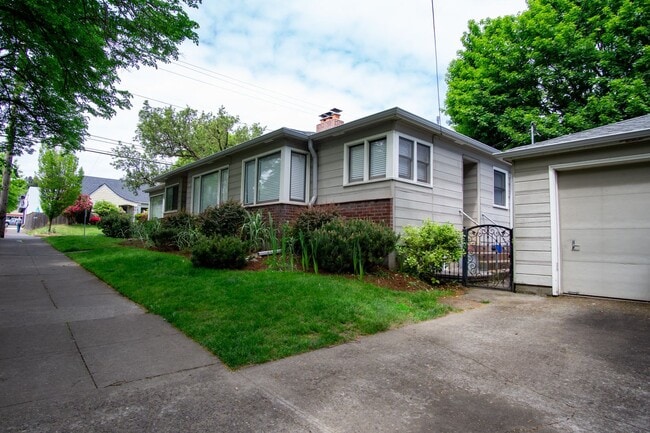 1715 SE Claybourne St in Portland, OR - Foto de edificio - Building Photo