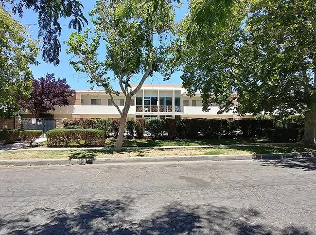 1341 W Avenue J4, Unit 107 in Lancaster, CA - Building Photo - Building Photo