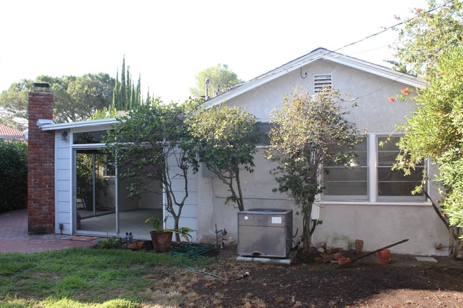 2372-2376 Barton Ln in Montrose, CA - Foto de edificio - Building Photo