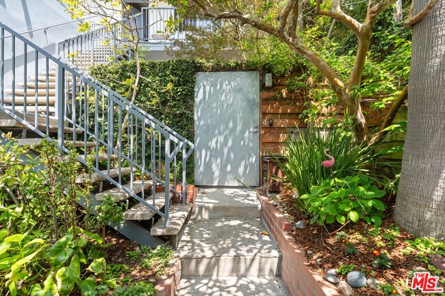 631 Pier Ave in Santa Monica, CA - Building Photo - Building Photo