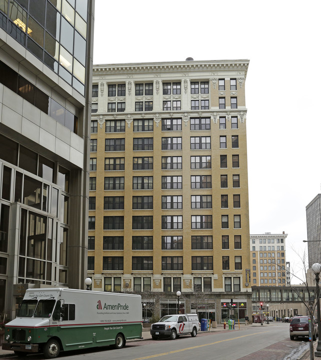 360 Saint Peter St in St. Paul, MN - Foto de edificio