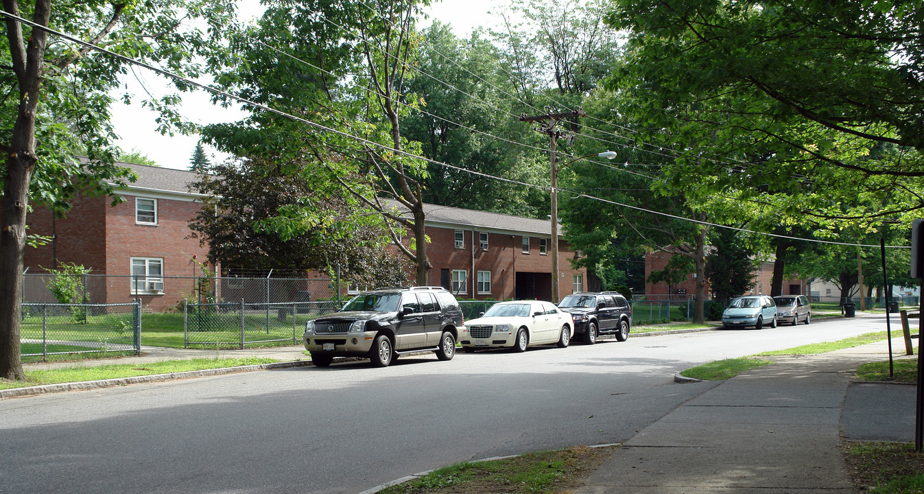 40-160 Sanderson St in Springfield, MA - Foto de edificio