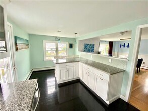 85 Eustis Ave in Newport, RI - Building Photo - Building Photo