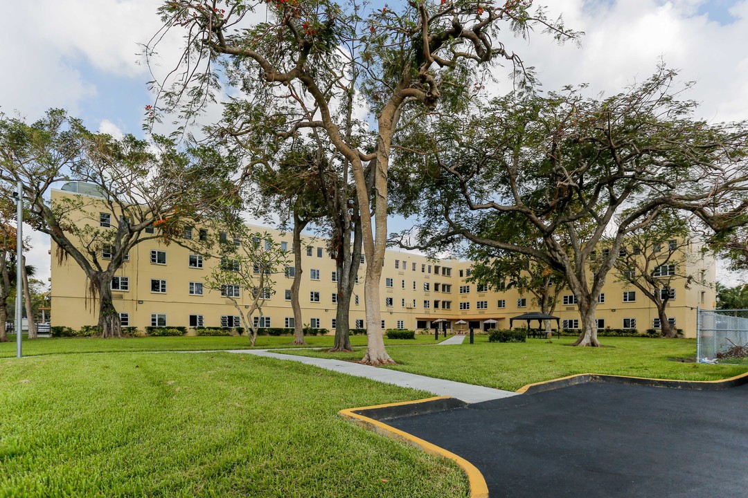 St. Mary's Towers in Miami, FL - Foto de edificio