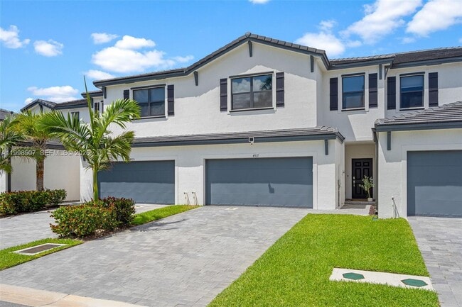 4917 Oakmont Dr in Davie, FL - Building Photo - Building Photo