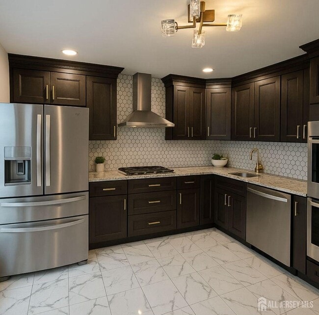 7 Tiger Lilly Ct in Sayreville, NJ - Building Photo - Building Photo