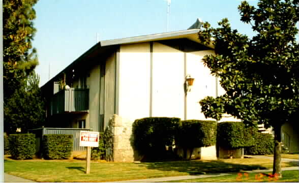 4220 N 1st St in Fresno, CA - Foto de edificio - Building Photo