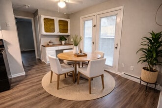 London House in Canton, OH - Foto de edificio - Building Photo