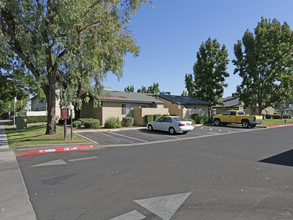 Maple Leaf Apartments in Fresno, CA - Building Photo - Building Photo