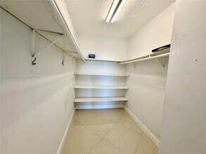 2350 NE 135th St, Unit 1207 in North Miami, FL - Foto de edificio - Building Photo