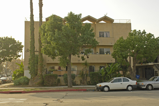 2405 W 18th St in Los Angeles, CA - Building Photo - Building Photo