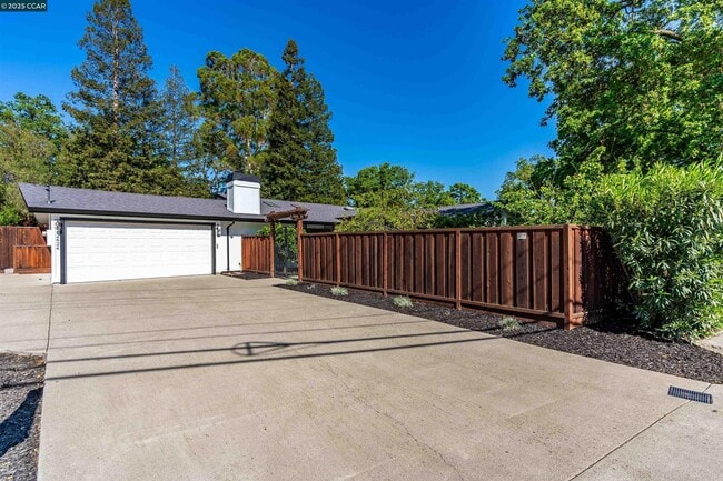 2424 San Miguel Dr in Walnut Creek, CA - Building Photo - Building Photo
