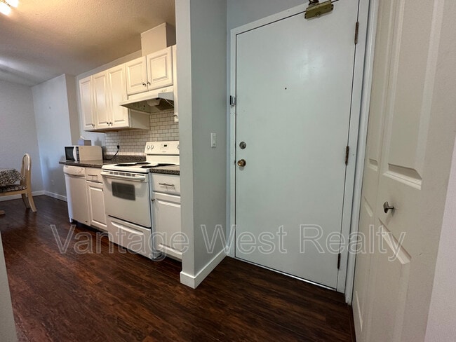 property at 3160-3160 De Montreuil Ct
