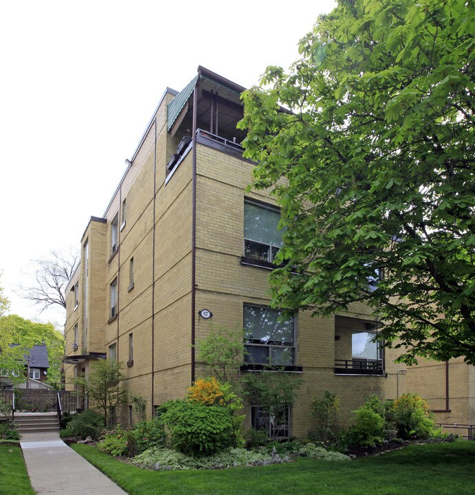 937 Avenue Rd in Toronto, ON - Building Photo