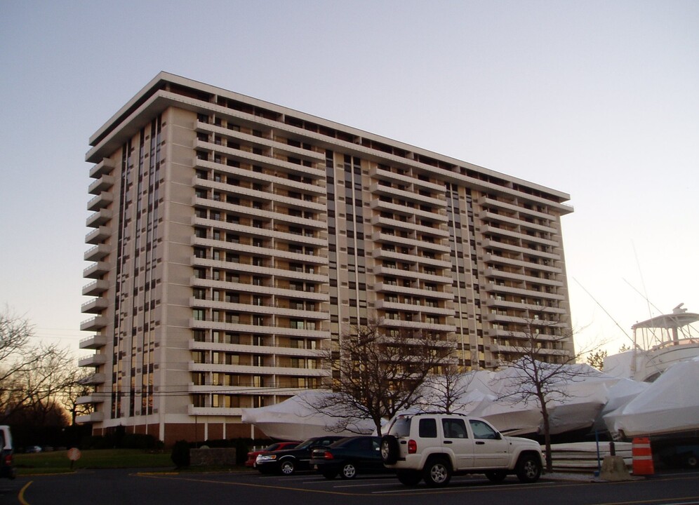 Channel Club Tower in Monmouth Beach, NJ - Building Photo