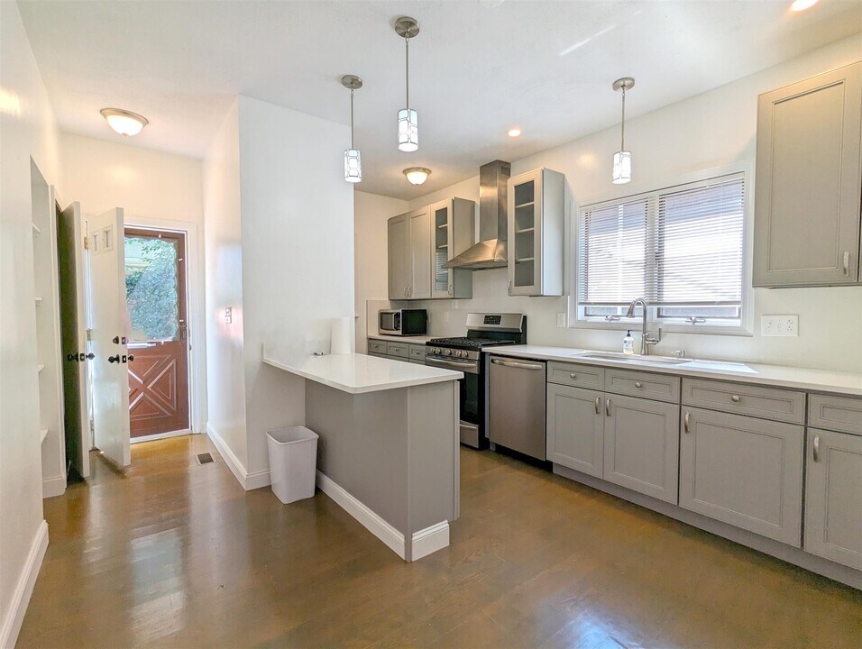 108 W Quincy St, Unit 1 in Somerville, MA - Building Photo