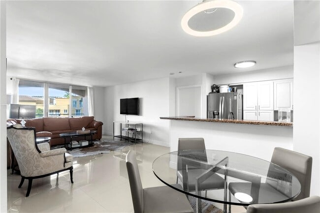 90 Alton Rd, Unit 409 in Miami Beach, FL - Building Photo - Building Photo