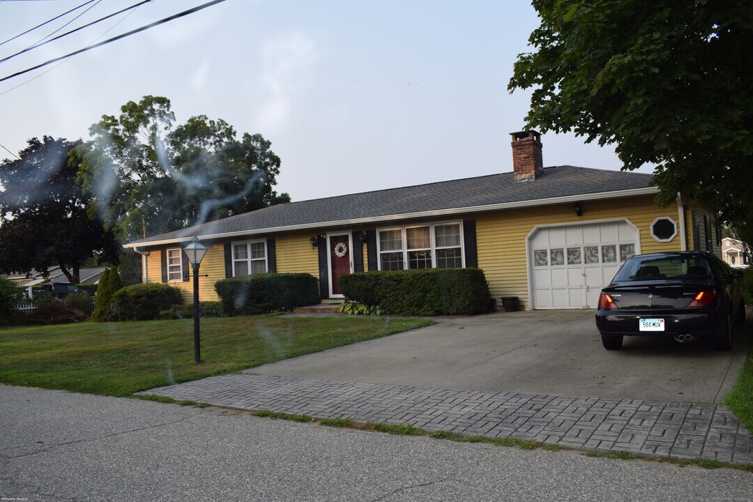 40 Hawks Nest Rd in Old Lyme, CT - Building Photo