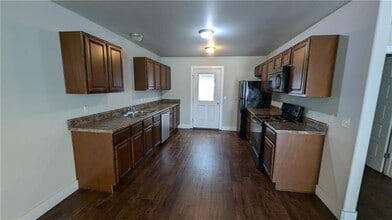 135 Erin Pl in Springdale, AR - Building Photo - Building Photo