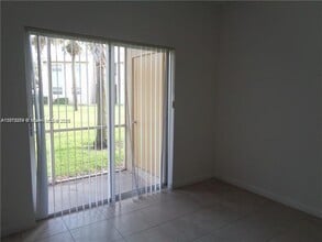 800 Cypress Park Way in Pompano Beach, FL - Building Photo - Building Photo