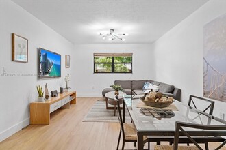 3522 NE 166th St-Unit -6 in North Miami Beach, FL - Foto de edificio - Building Photo