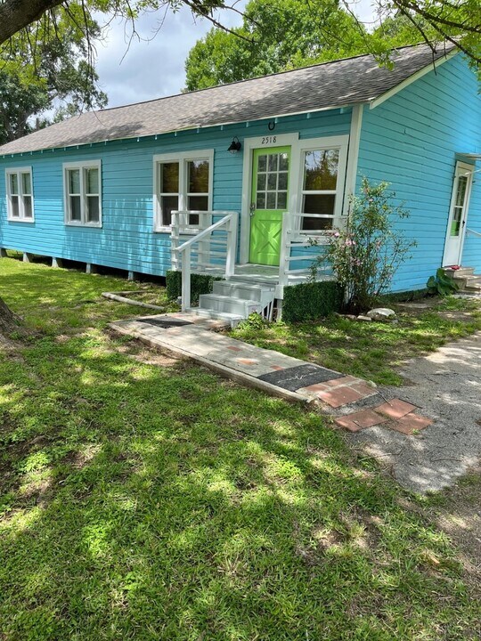 2518 Waller St in Waller, TX - Foto de edificio