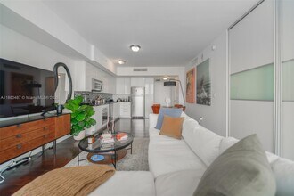 92 SW 3rd St, Unit 2707 in Miami, FL - Building Photo - Building Photo