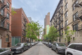 330 E 94th St in New York, NY - Foto de edificio - Building Photo