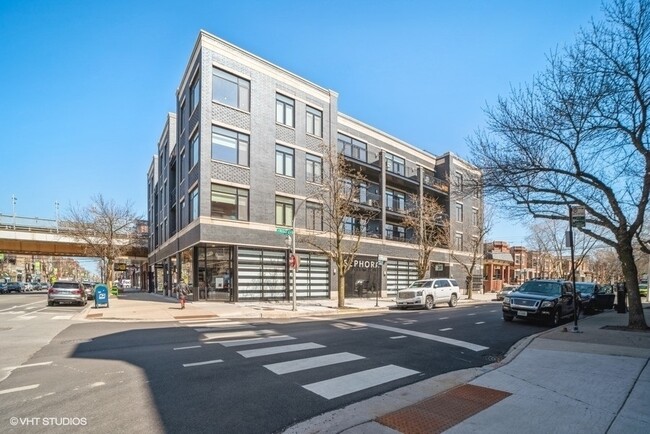 property at 1348 W Roscoe St
