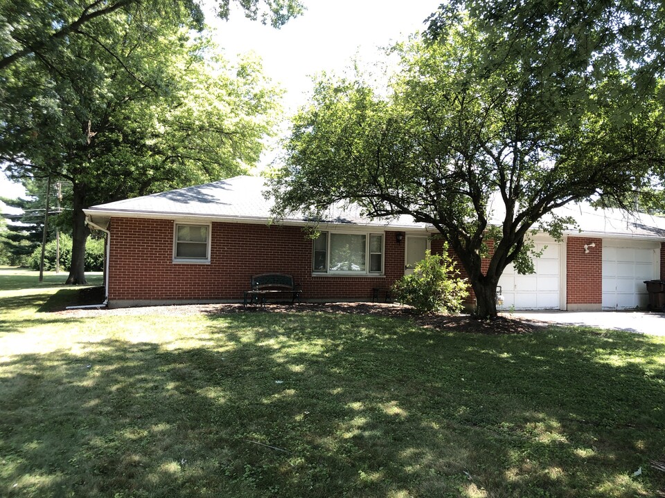 235 Woodlawn Dr, Unit 233 in Tipp City, OH - Building Photo